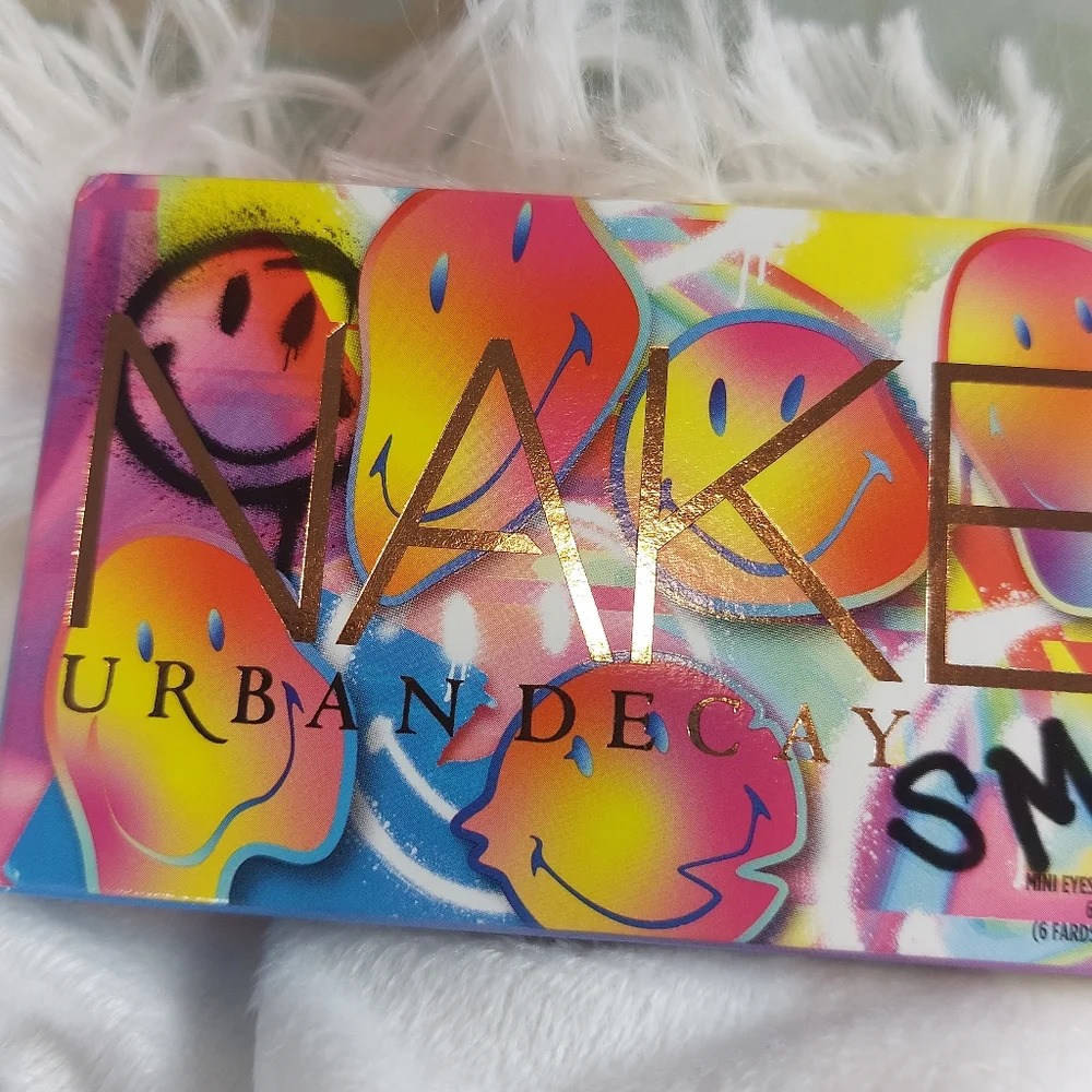 Urban Decay Naked Smiley 6 Eyeshadow Palette in Chill Happy NWT